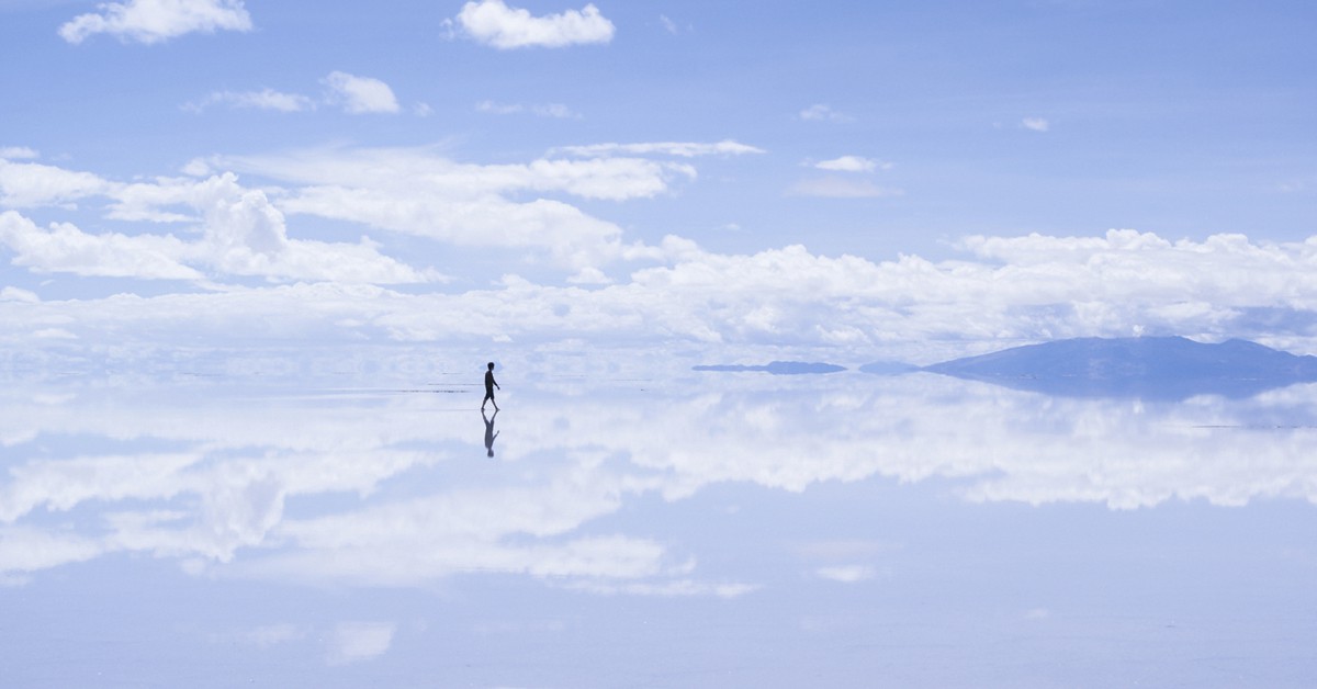 Caminante en el Salar de Uyuni. Shinnji, iStock