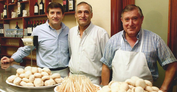 Los Barrero ofician la barra. Bar Soriano (asadorsoriano.com).