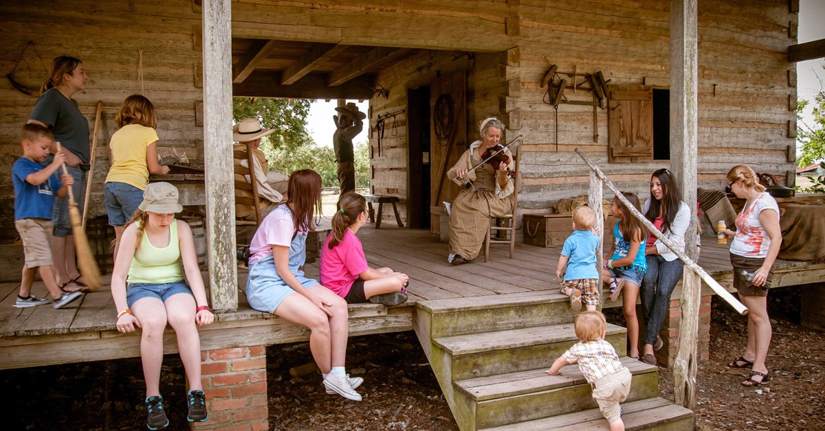 En el porche. The George Ranch Historical Park, Facebook