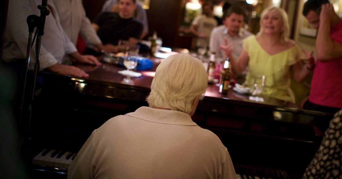 Al piano. Paul Singh, Facebook