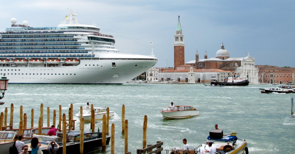 El Ruby Princess llega a Venecia. Mostly Dans, Foter