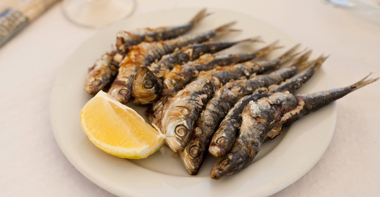 Los espetos de sardinas, un clásico de la gastronomía malagueña (iStock)
