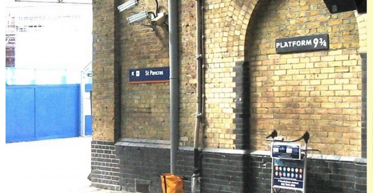 Estación de King Cross (https://commons.wikimedia.org/wiki/File:KingsCrossStationTrolley.JPG)