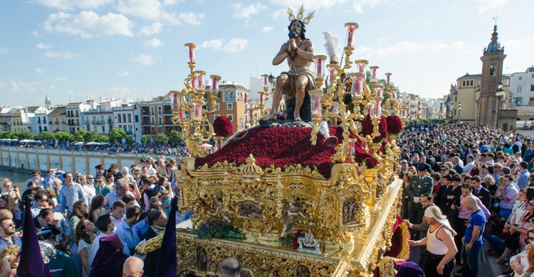 La Hermandad de La Estrella, en su procesión de Semana Santa cruzando el Puente de Triana (iStock)
