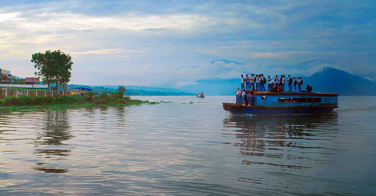 Embarcación recorriendo Pangururan, Indonesia (Fuente: Muhammadbuchari)