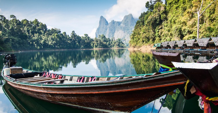 Lago Cheow Lan en el Parque Nacional Khao Sok (iStock)