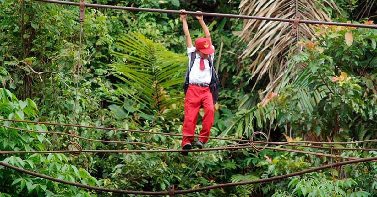 Puente colgante en Sumatra, Indonesia (Fuente: Barcroft Media)