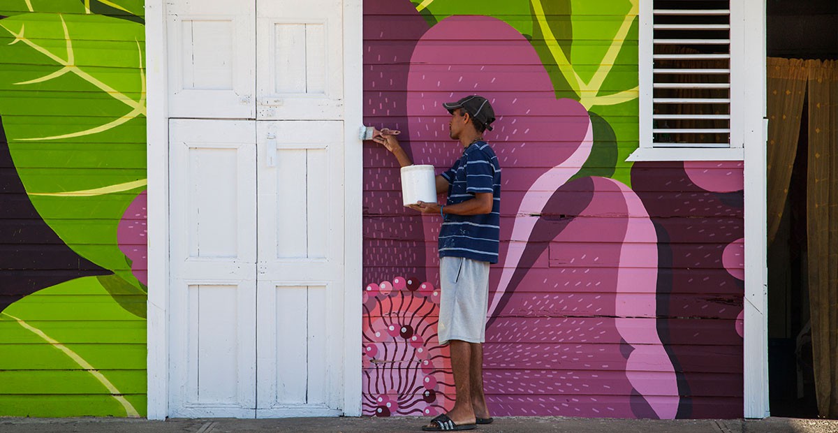 vecino de Salvaleón de Hugüey pintando su casa (Boa Mistura)