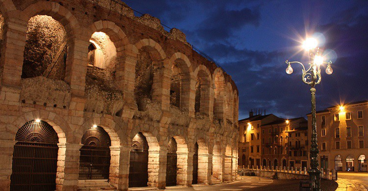 Vista nocturna del anfiteatro romano de Verona - Patriziaphoto (Flickr)