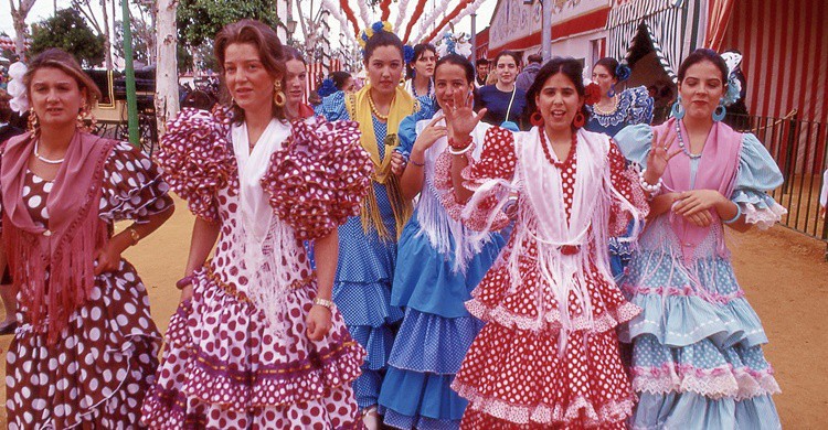 Jóvenes vestidas de sevillanas. Nick Kenrick (Flickr)