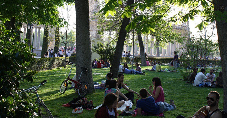 Ciudadanos tomando el sol en En Retiro de Madrid. Delaina Haslam (Flickr)