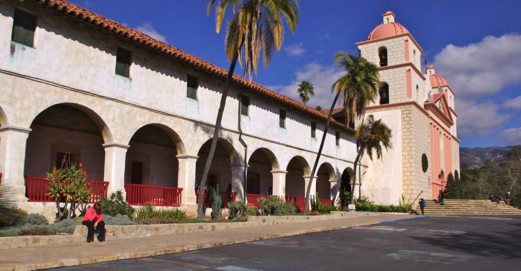 The Old Mission, en Santa Bárbara, otra de las ciudades más bonitas de Estados Unidos. David Merrett (Flickr)