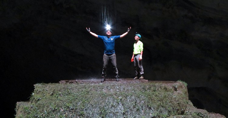 Son Doong. travelinknu, Foter