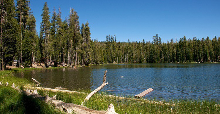 Vista de Summit Lake, en el parque volcánico de Lassen. Don DeBold (Flickr)