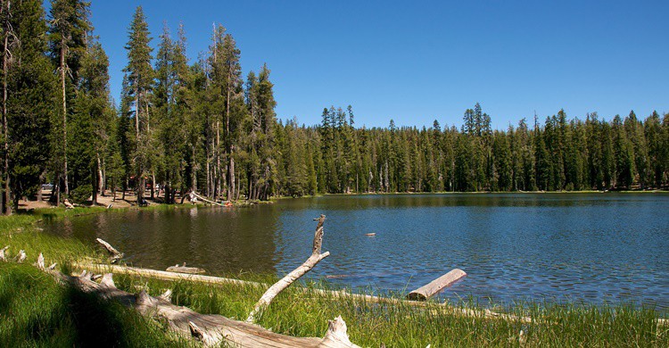 Vista de Summit Lake, en el parque volcánico de Lassen. Don DeBold (Flickr)