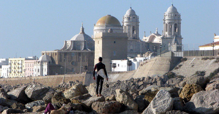 Surfista en Cádiz. (Leszek Kozlowski - Flickr)