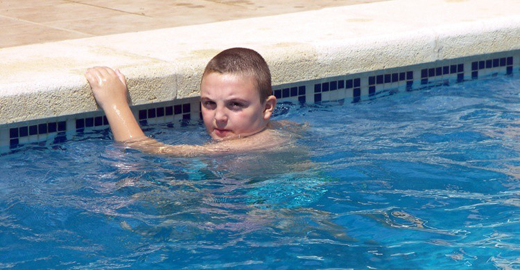 Niño en una piscina. Óscar Maif (Flickr)