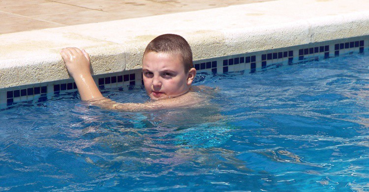 Niño en una piscina. Óscar Maif (Flickr)