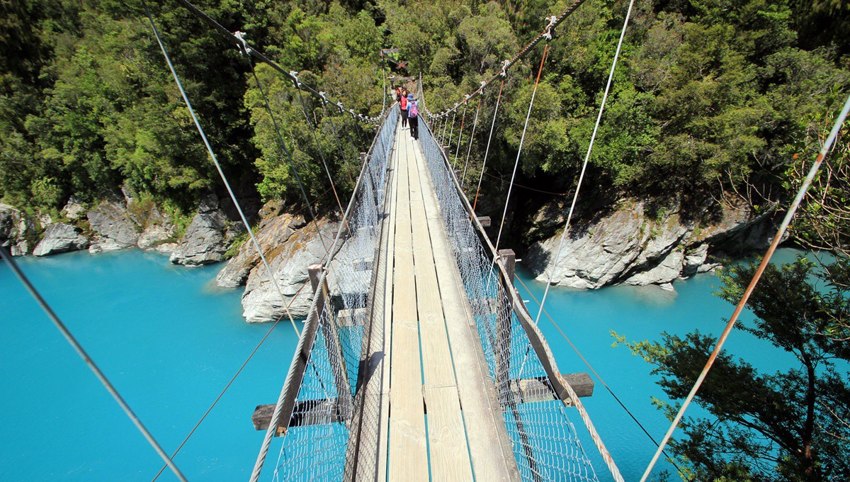 Puente sobre el río turquesa de Nueva Zelanda. Steve Gardner (Flickr)