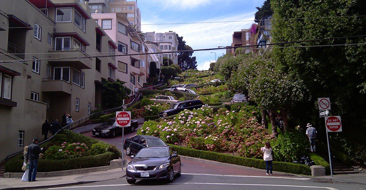 Lombard Street, en San Francisco, una de las ciudades más bonitas de Estados Unidos. Long Zheng (Flickr)