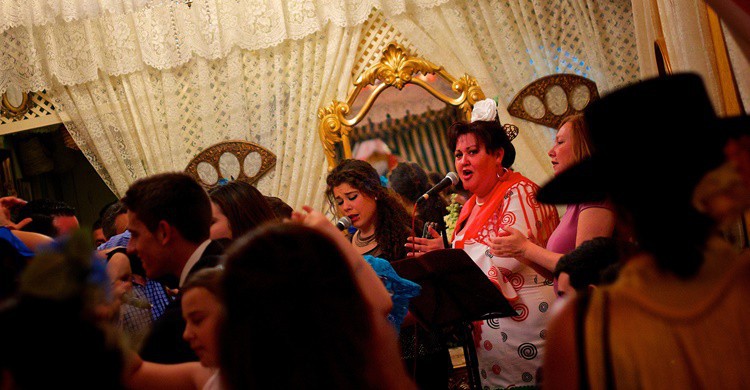 Cantando en una caseta de la Feria. Edmund Gall (Flickr)