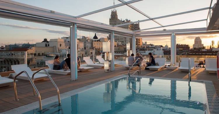Piscina en la terraza del Room Mate Óscar (http://oscar.room-matehotels.com)