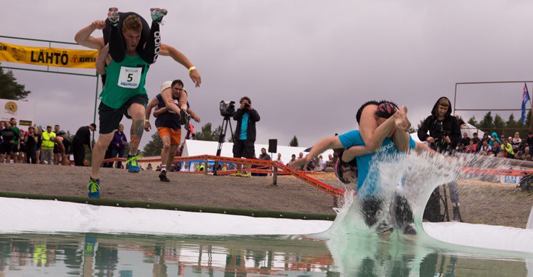 6. Campeonato mundial del transporte de esposas de Sonkajärvi (Finlandia).
