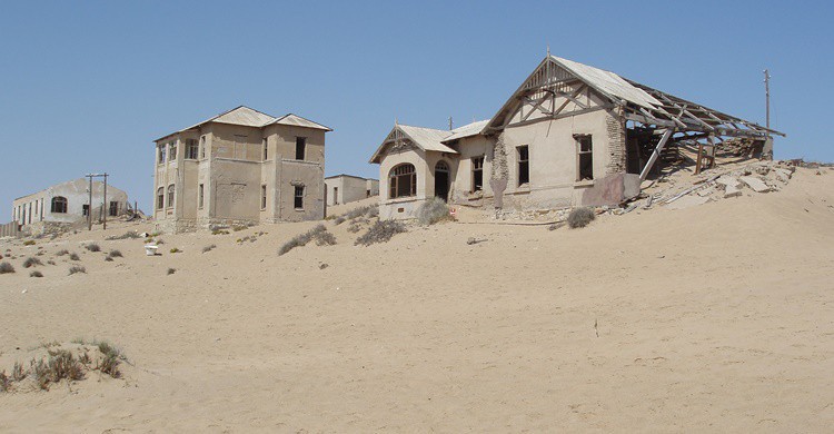 Casas de Kolmannskuppe, casi devoradas por la arena. t_y_l (Flickr)