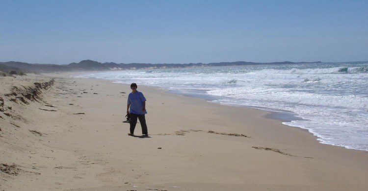 Turista en la playa de Ninety Beach en un día de viento. Phillip Capper (Flickr)