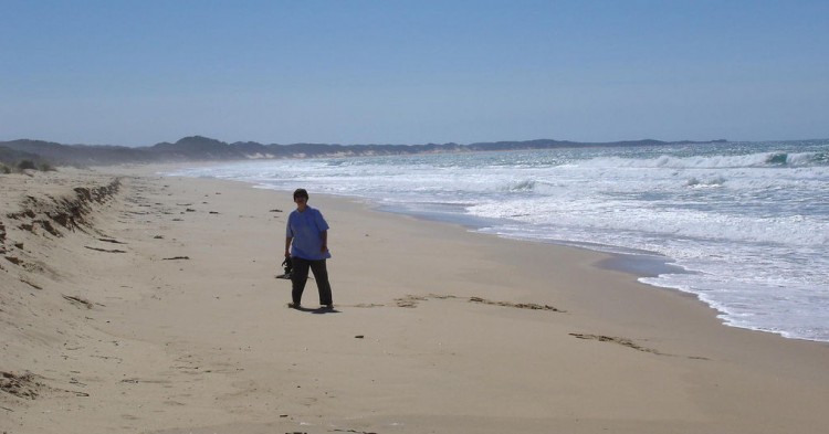 Turista en la playa de Ninety Beach en un día de viento. Phillip Capper (Flickr)