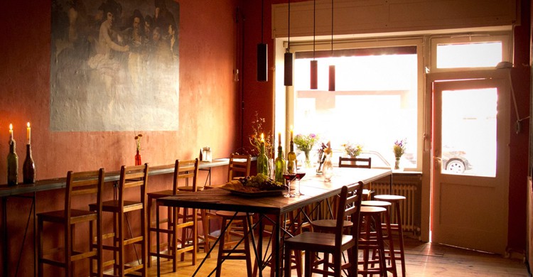Zona de mesa alta compartida. Galatea Wine and Music Berlin, Facebook