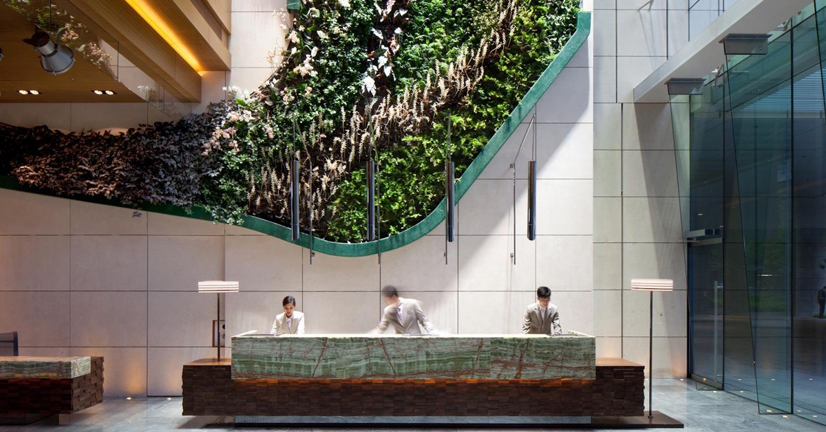 Jardín vertical en el interior del hotel. Patrick Blanc
