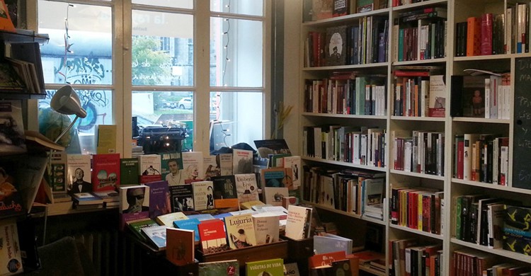 Lleno de libros. La Rayuela, Facebook