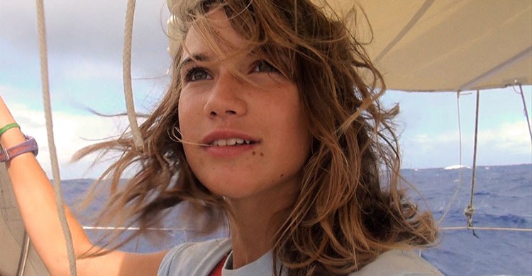 En velero (http://www.maidentrip.com)