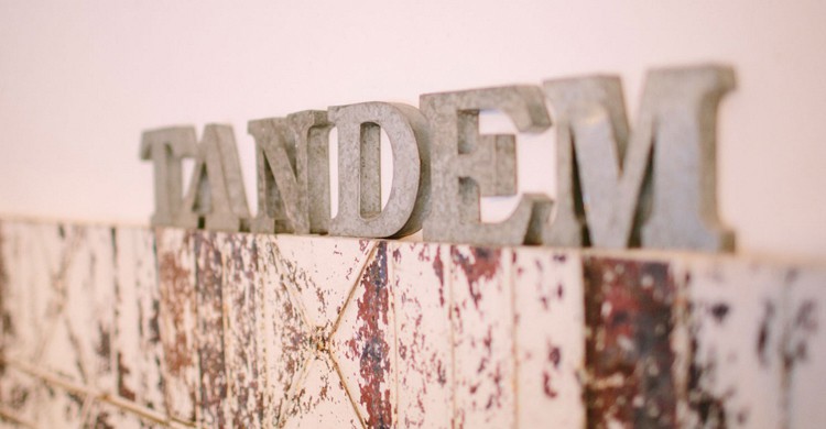 El nombre en la pared. Restaurante Tándem