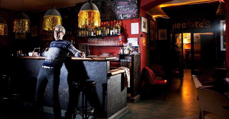 En la barra del bar. Wowsville Bar, Facebook