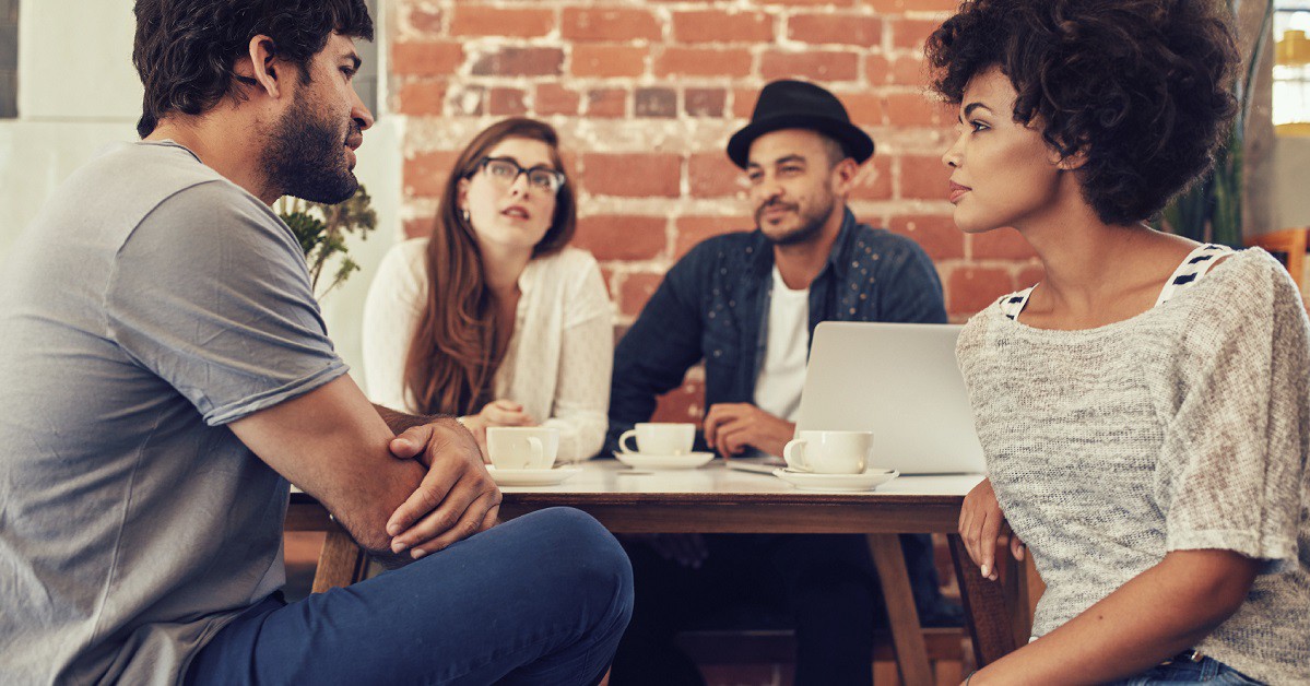  Amigos conversando - istock