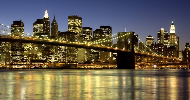 Puente de Brooklyn iluminado por la noche. Nueva York