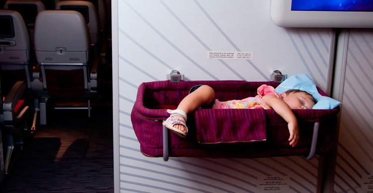 bebe durmiendo en cuna del avión (Istock)