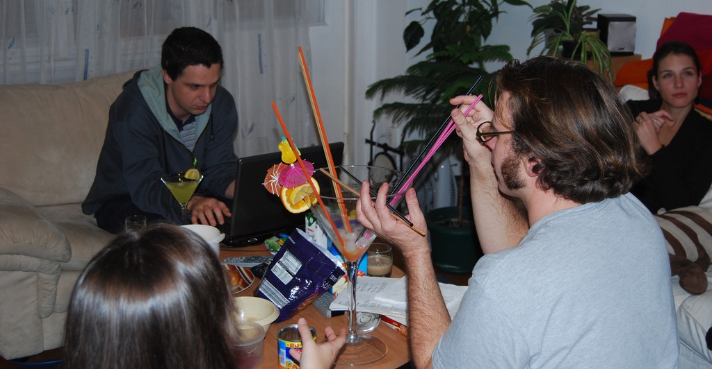 Un grupo de jóvenes jugando con un gran cocktail. Tamas Ring (Flickr)