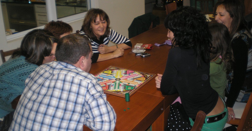 Jugando al parchís. Javi Vázquez (Flickr) 