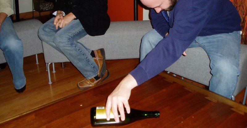 Uno de los participantes del juego de la botella, a punto de hacerla girar. Michael Lehet (Flickr)
