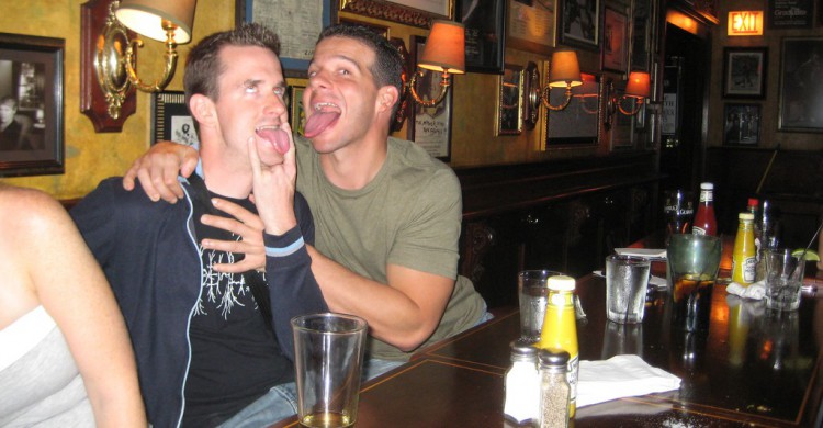 Dos jóvenes se divierten en una barra de bar. Tony (Flickr)