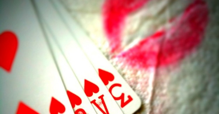 Marca de labios y naipes. alonso parra (Flickr)