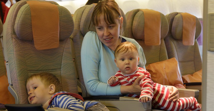 bebé sentado en avión (Istock)