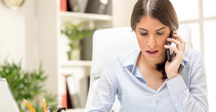 No te olvides de tener un teléfono de contacto para cualquier problema que puedas tener con el apartamento (iStock)