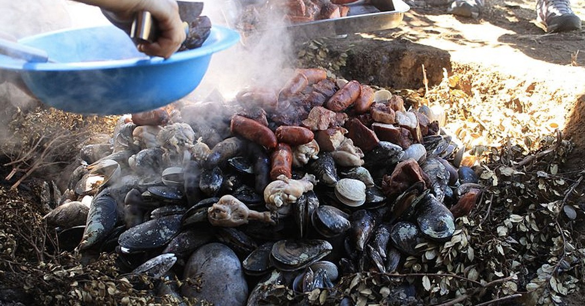 curanto en Chiloé/Patagonia / Chile (Commons wikimedia)