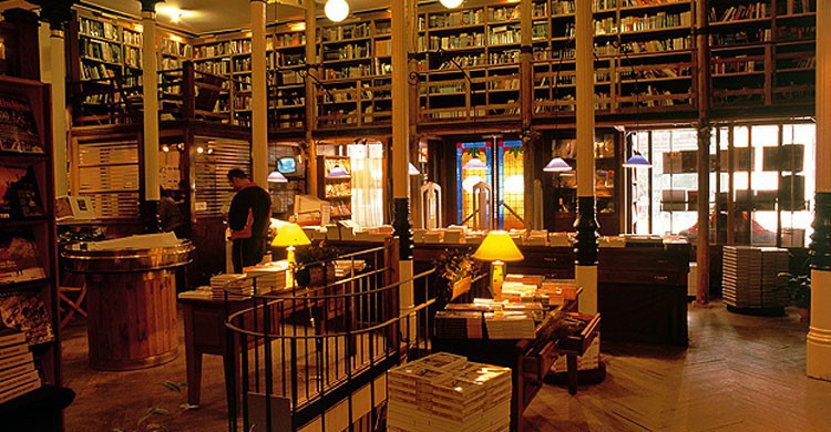 Librería Desnivel (Fuente: letrasvillage.es)