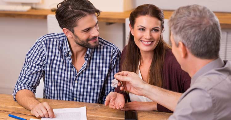 Formalizar un contrato te protege de posibles estafas o abusos (iStock)