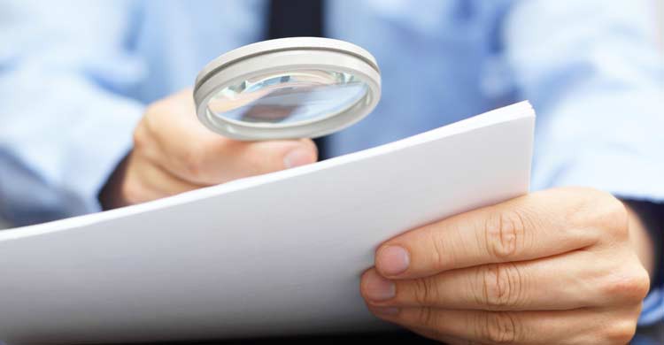 Lee con atención cada punto del contrato (iStock)